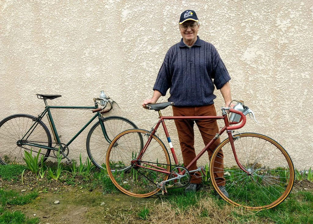 Photo de Serge avec deux de ses plus vieux vélos